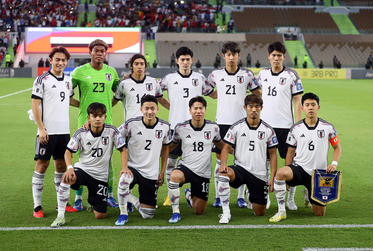 日本対シリア　日本代表スタメン。前列左から久保、菅原、浅野、守田、遠藤、後列左から上田、GK鈴木、伊東、谷口、伊藤、冨安（撮影・パオロ　ヌッチ）