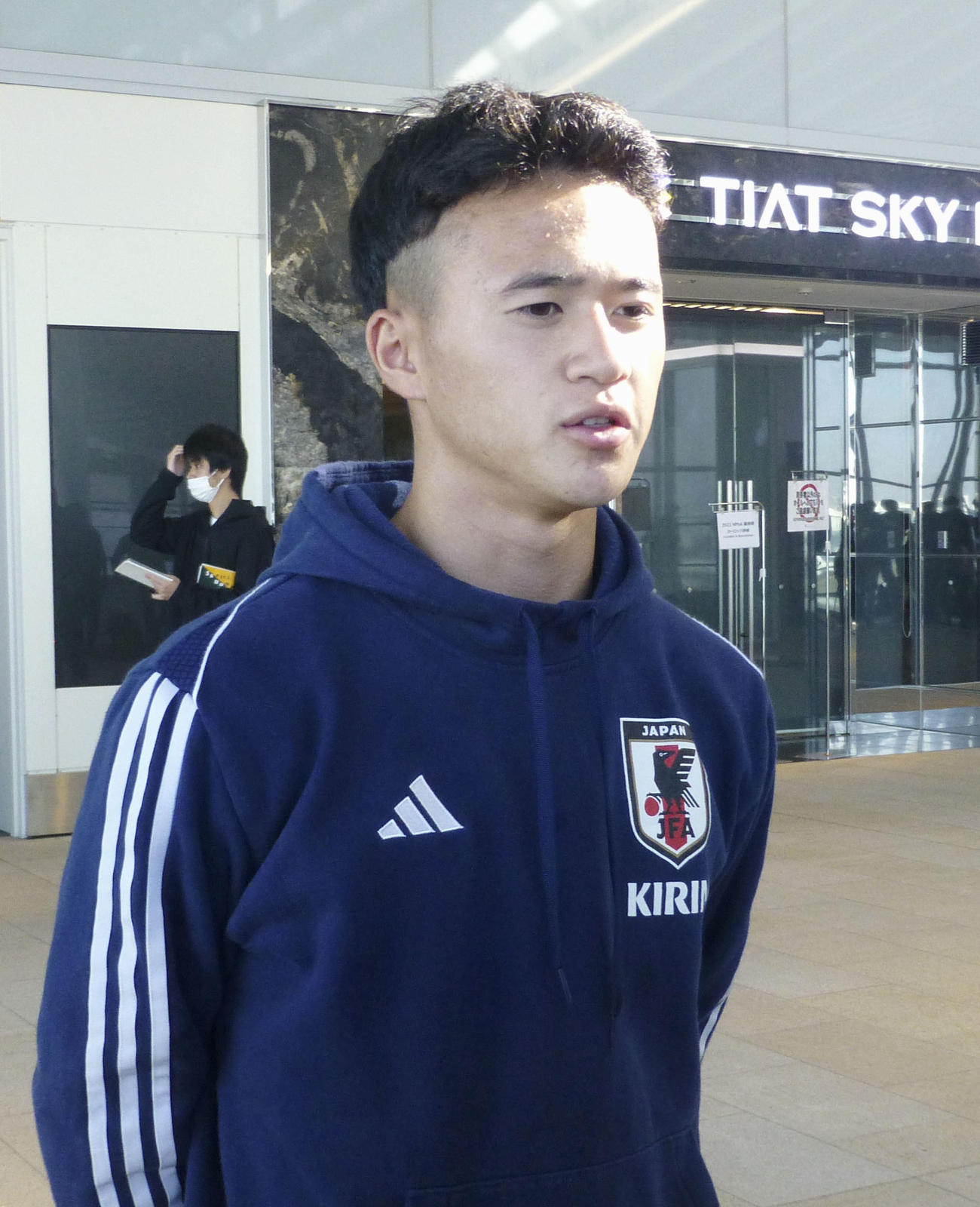 U－17W杯インドネシア大会から帰国し、取材に応じる高岡伶颯（共同）