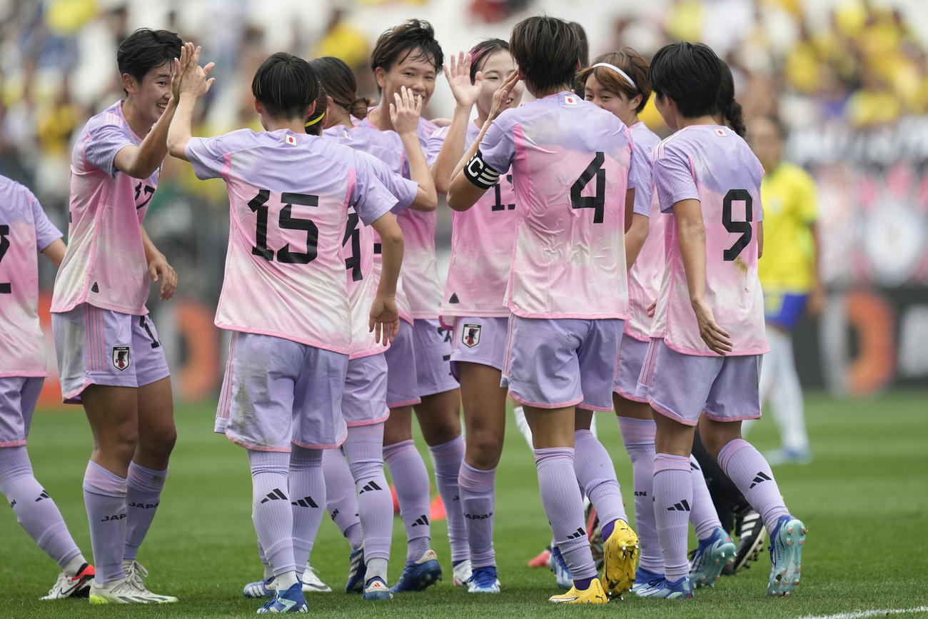 先制点を奪って喜ぶ、なでしこジャパンの選手（AP）
