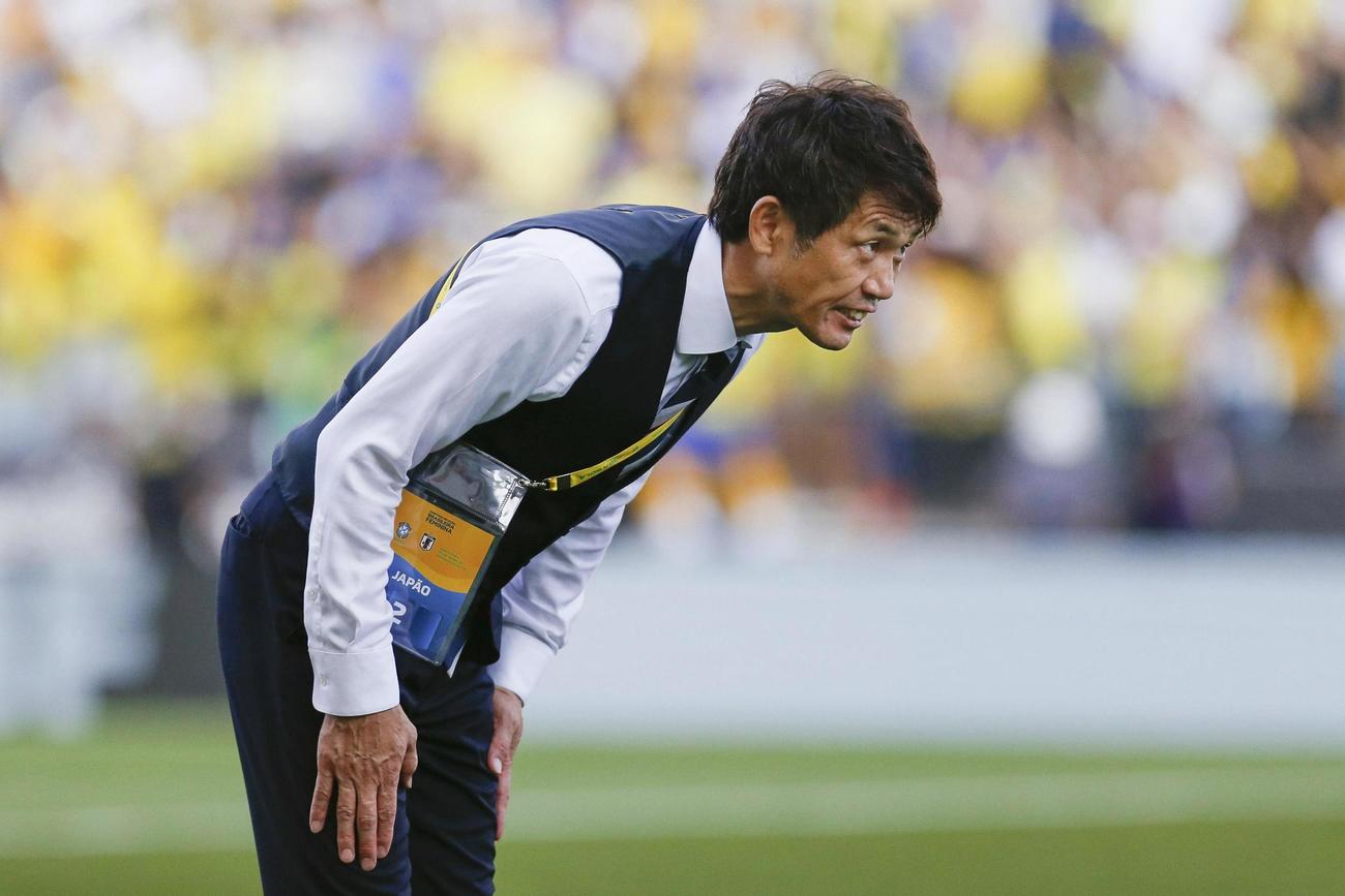 ブラジル戦で観客にあいさつする池田監督（ゲッティ＝共同）