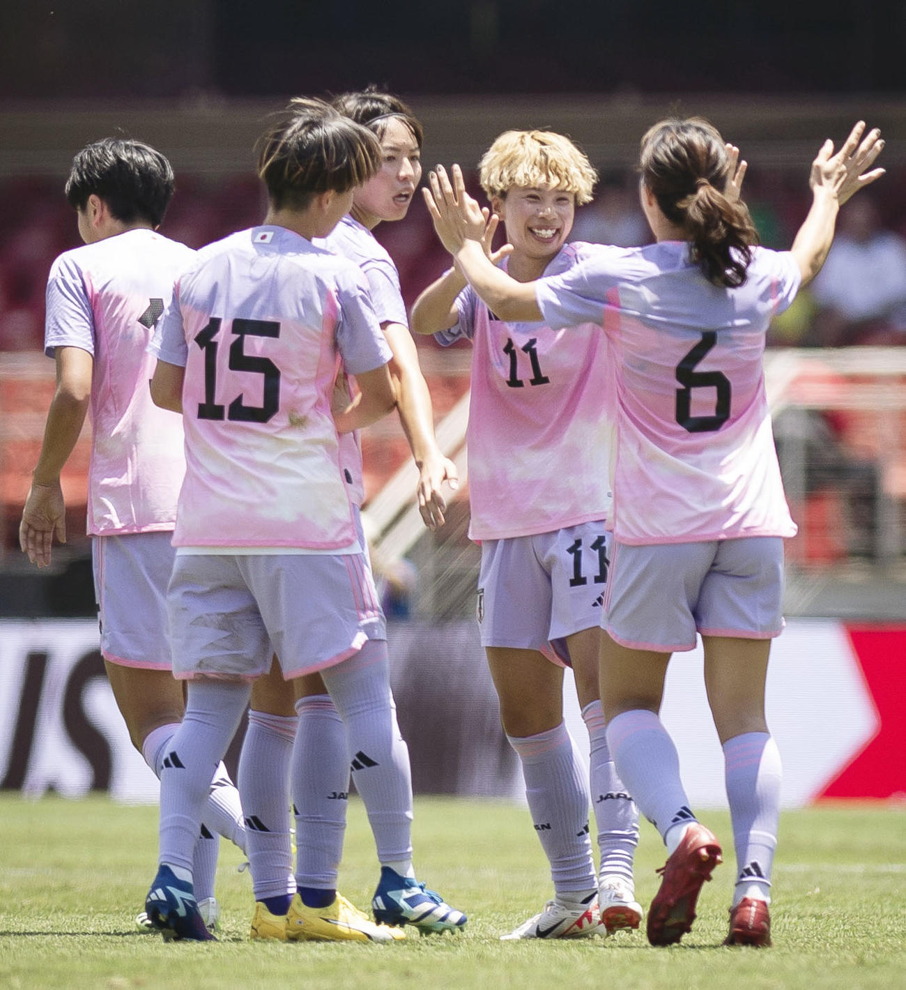 日本－ブラジル　前半、チーム2点目のゴールを決め、喜ぶ田中美（右から2人目）（共同）
