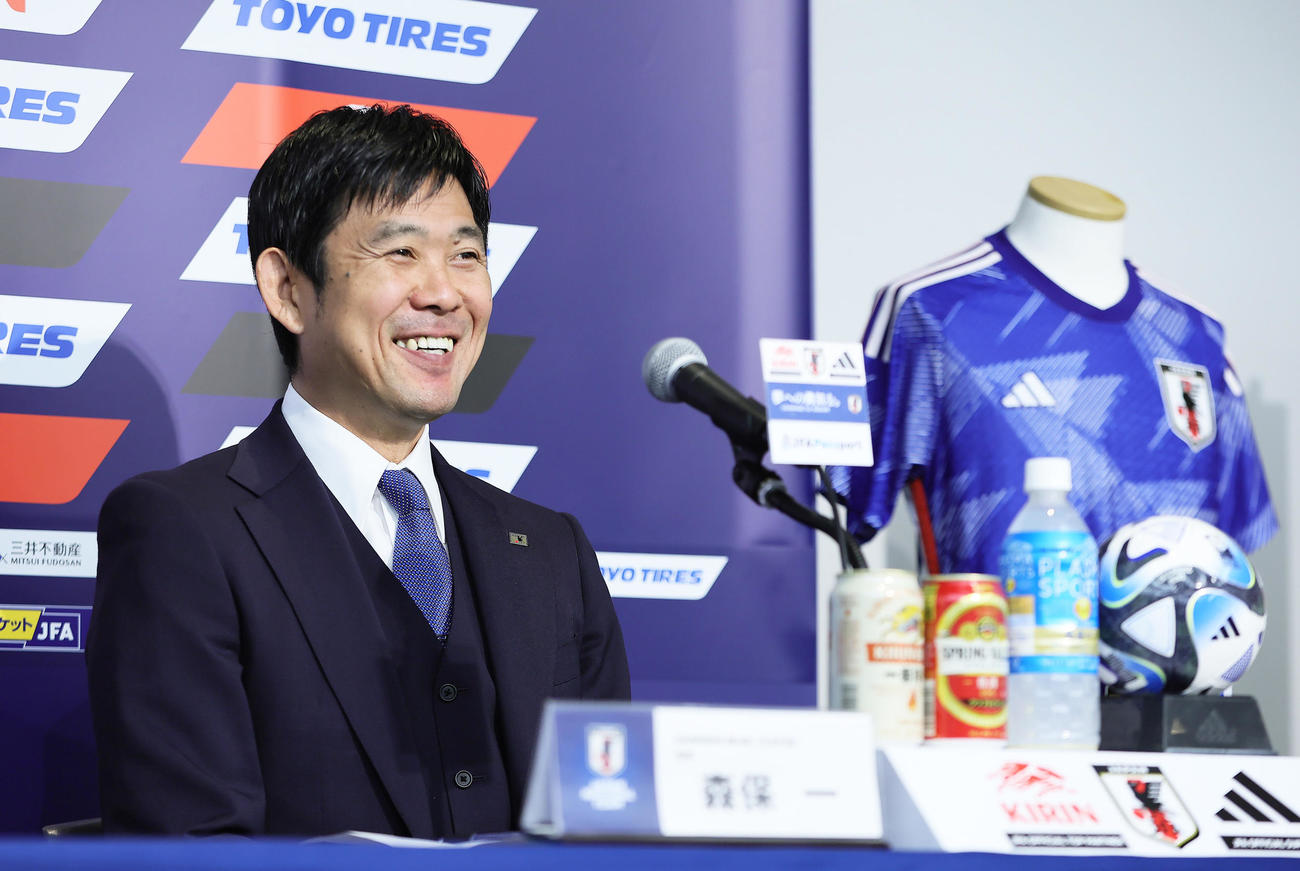 TOYO TIRES CUP 2024」に臨む日本代表メンバー発表会見で笑顔を見せる森保監督（撮影・足立雅史）