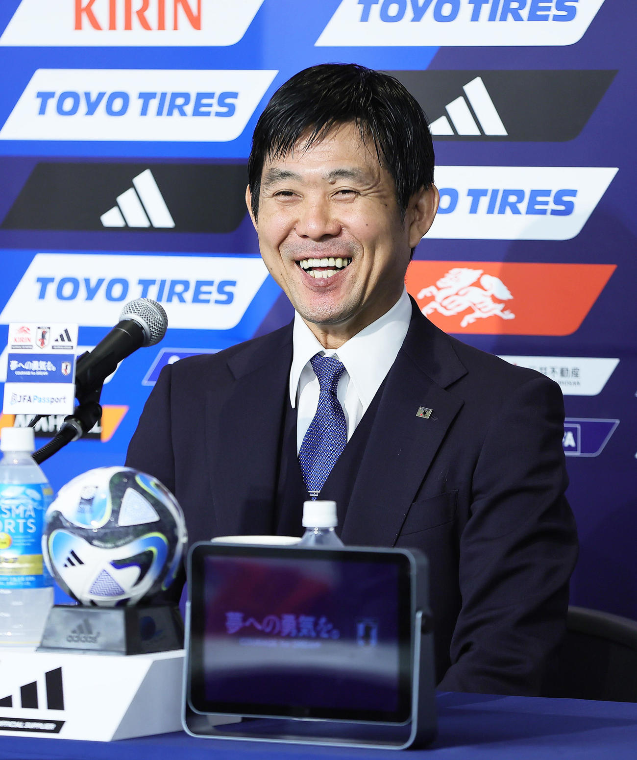 TOYO TIRES CUP 2024」に臨む日本代表メンバー発表会見で笑顔を見せる森保監督（撮影・足立雅史）