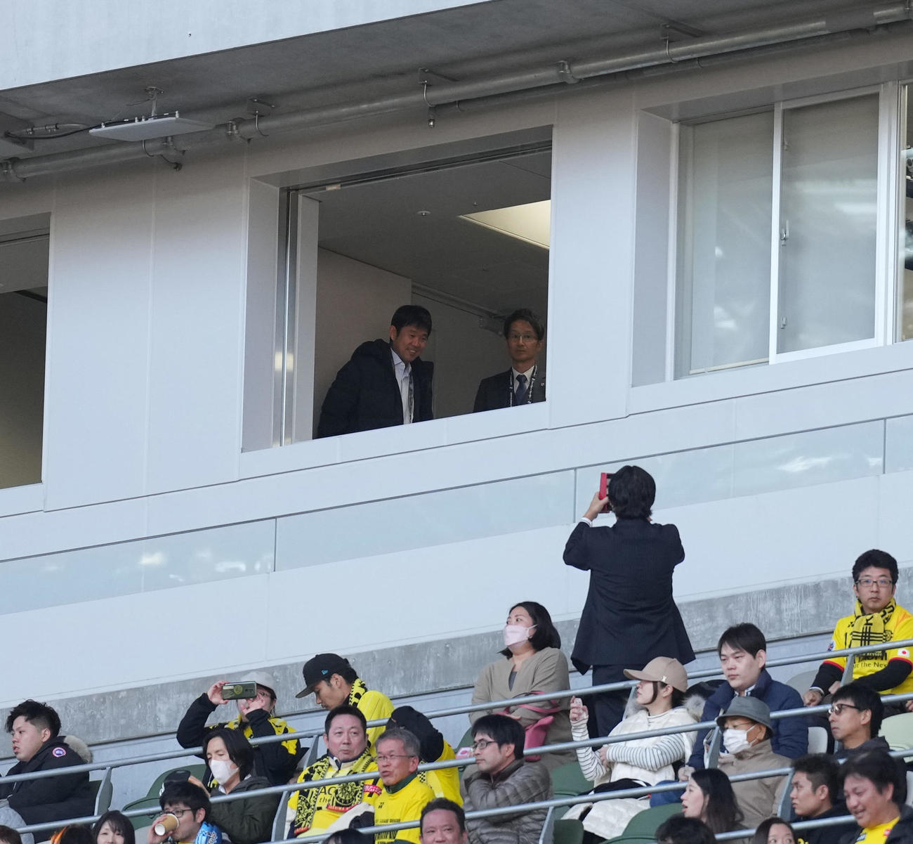 川崎F対柏　視察する日本代表森保監督（撮影・井上学）