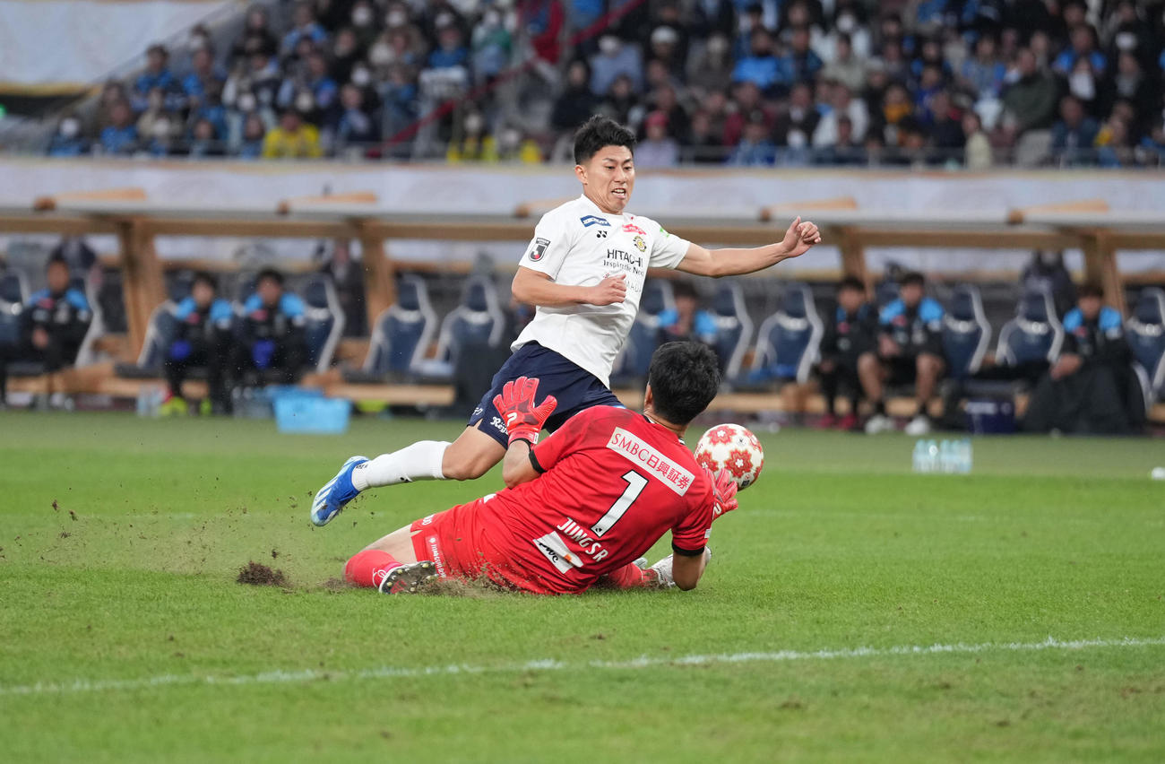 川崎F対柏　延長前半、シュートを放つも川崎F・GKチョン・ソンリョン（手前）に止められる柏細谷（撮影・井上学）
