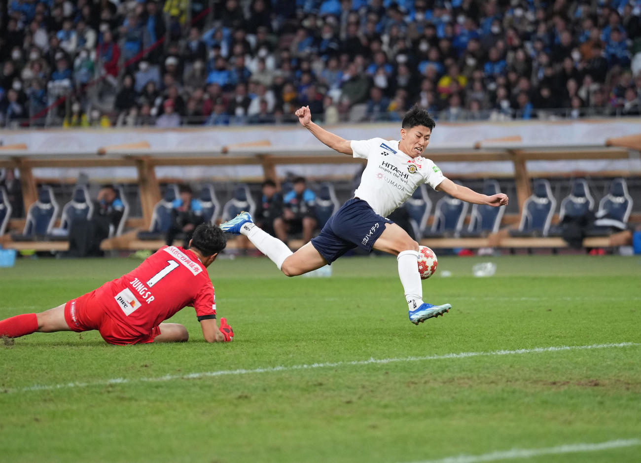 川崎F対柏　延長前半、シュートを放つも川崎F・GKチョン・ソンリョン（左）に止められる柏細谷（撮影・井上学）