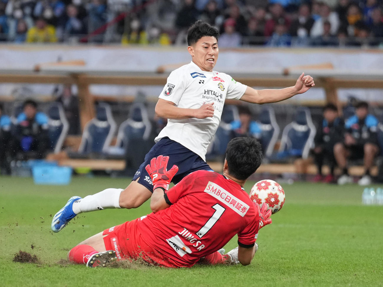 川崎F対柏　延長前半、シュートを放つも川崎F・GKチョン・ソンリョン（手前）に止められる柏細谷（撮影・井上学）