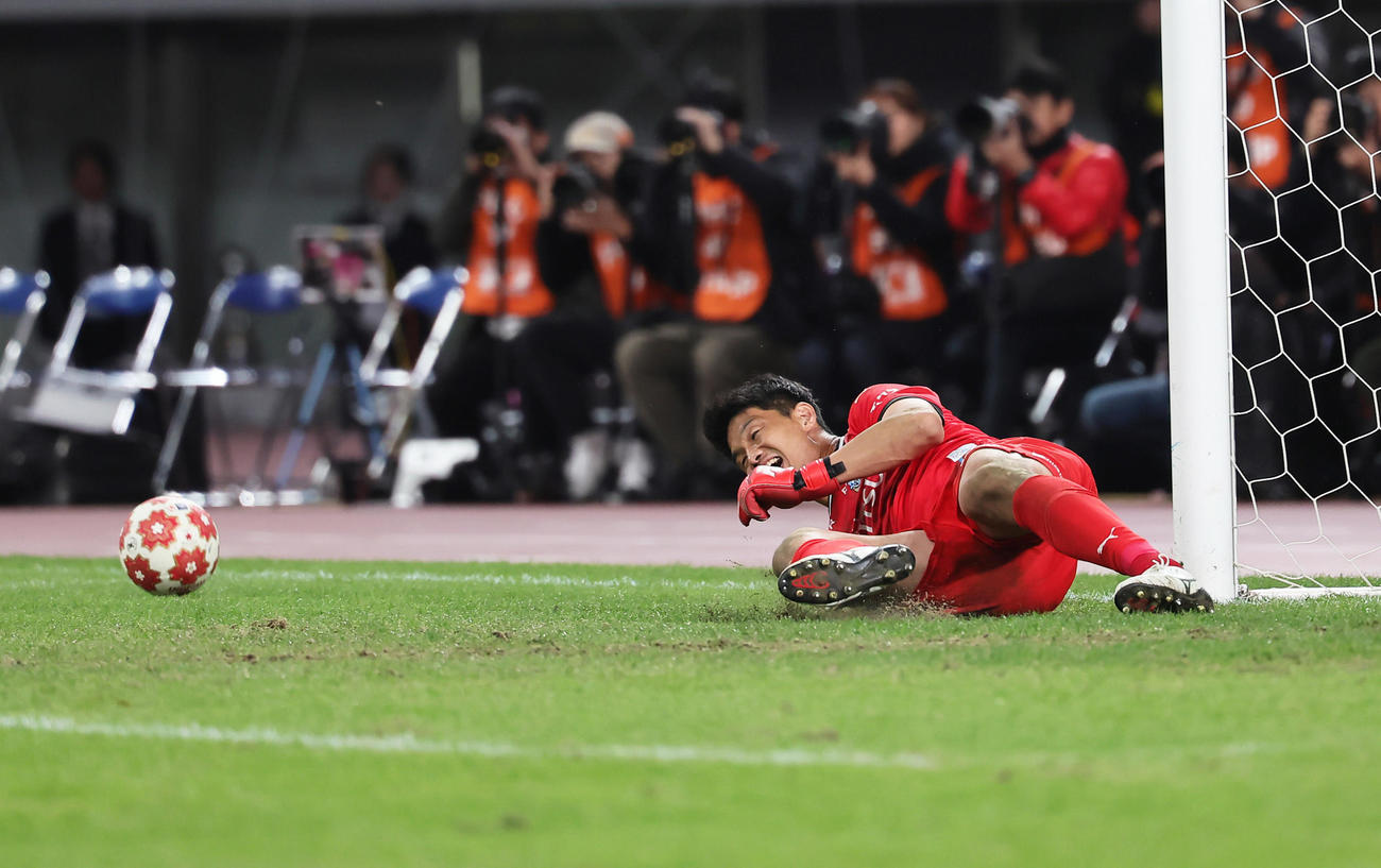 川崎F対柏　PK戦で柏GK松本のシュートをセーブし優勝を決める川崎F・GKチョン・ソンリョン（撮影・足立雅史）