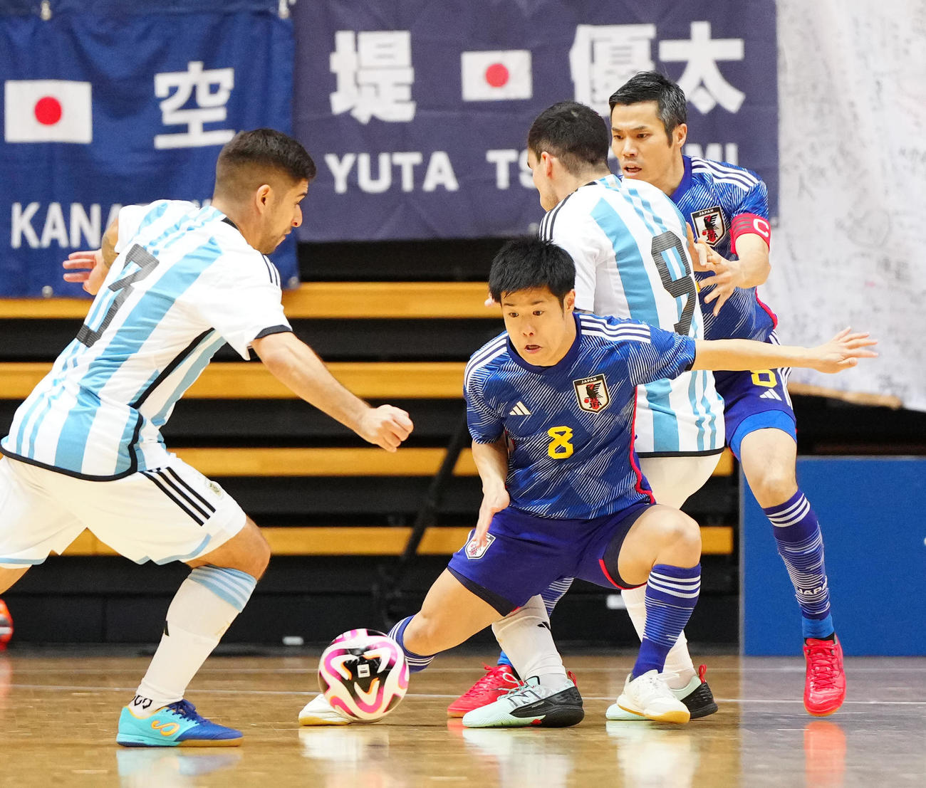 日本対アルゼンチン　前半、守備する堤（中央）。後方は吉川（撮影・江口和貴）