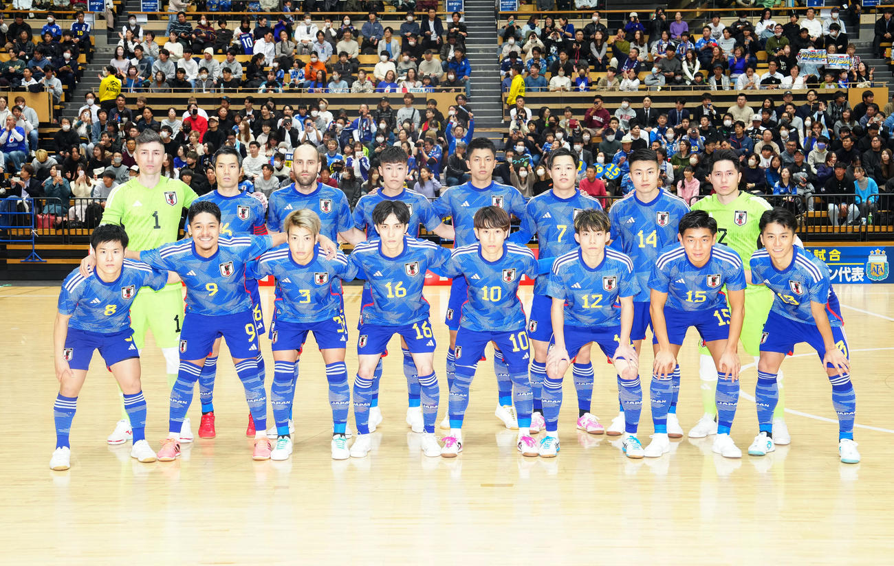 日本対アルゼンチン　試合前、集合写真に納まるフットサル日本代表の選手たち（撮影・江口和貴）
