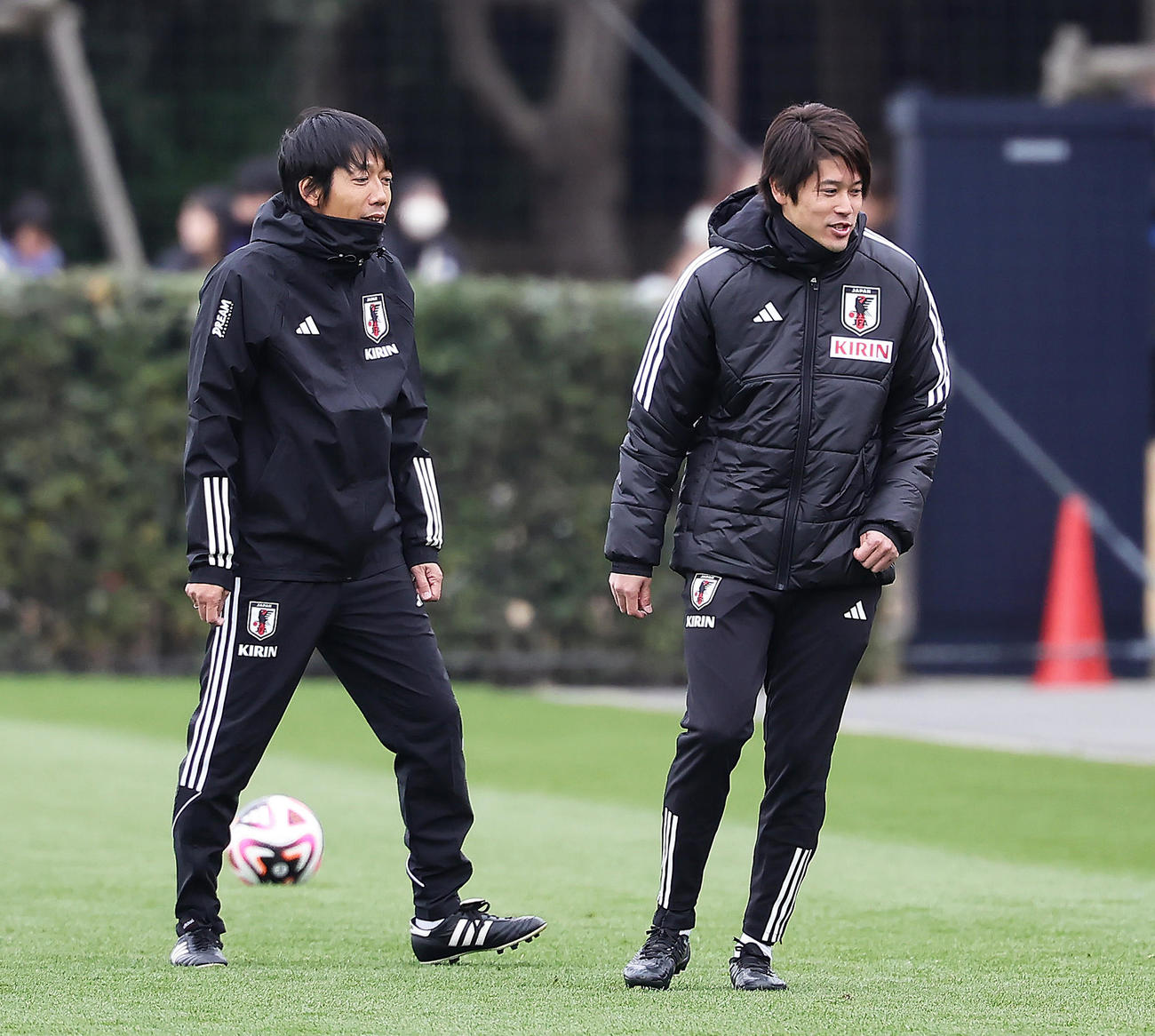 練習前、体を動かす日本代表の中村（左）、内田の両ロールモデルコーチ（撮影・足立雅史）