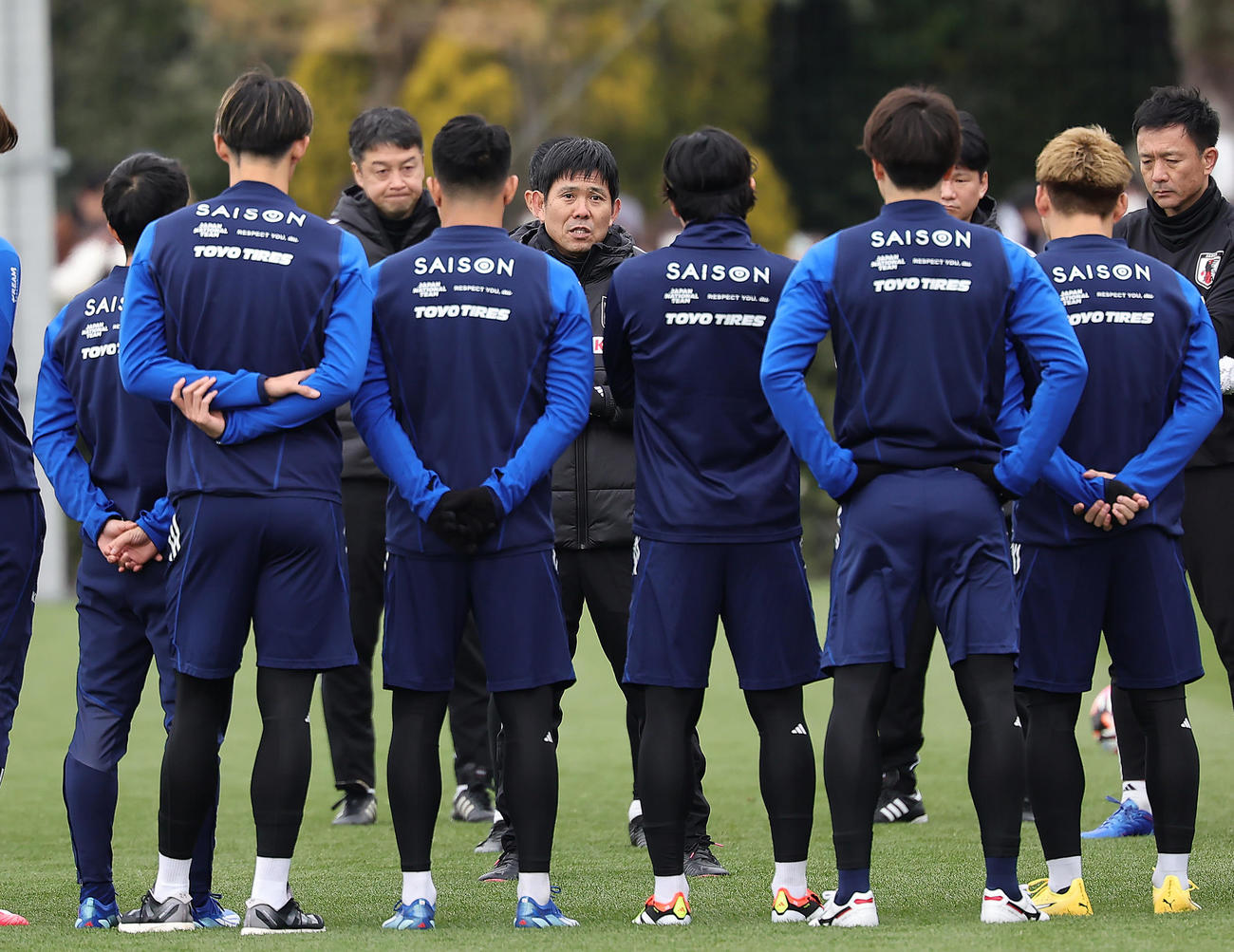 練習前、選手、スタッフらを前に話す日本代表森保監督（中央）（撮影・足立雅史）