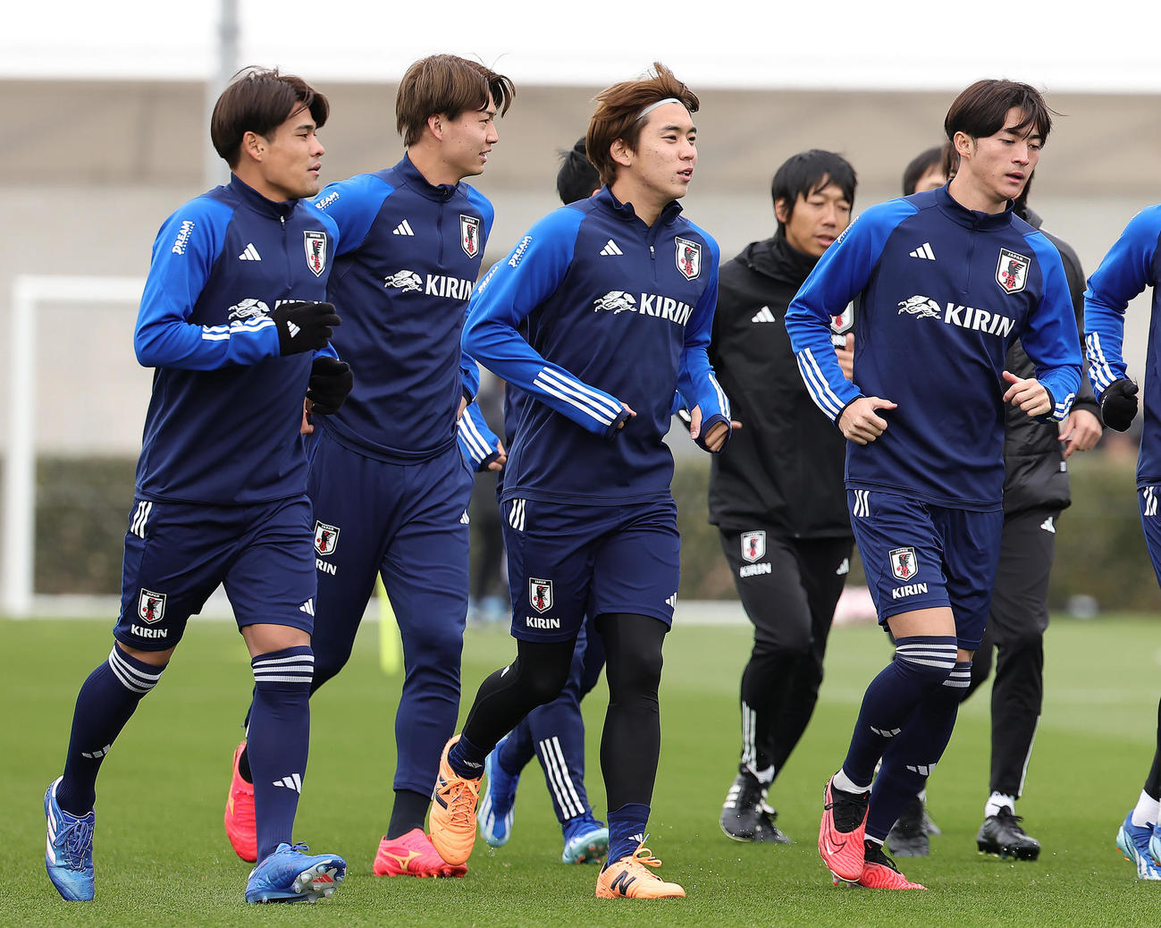 体動かす、左から佐野、藤井、三浦、川村（撮影・足立雅史）