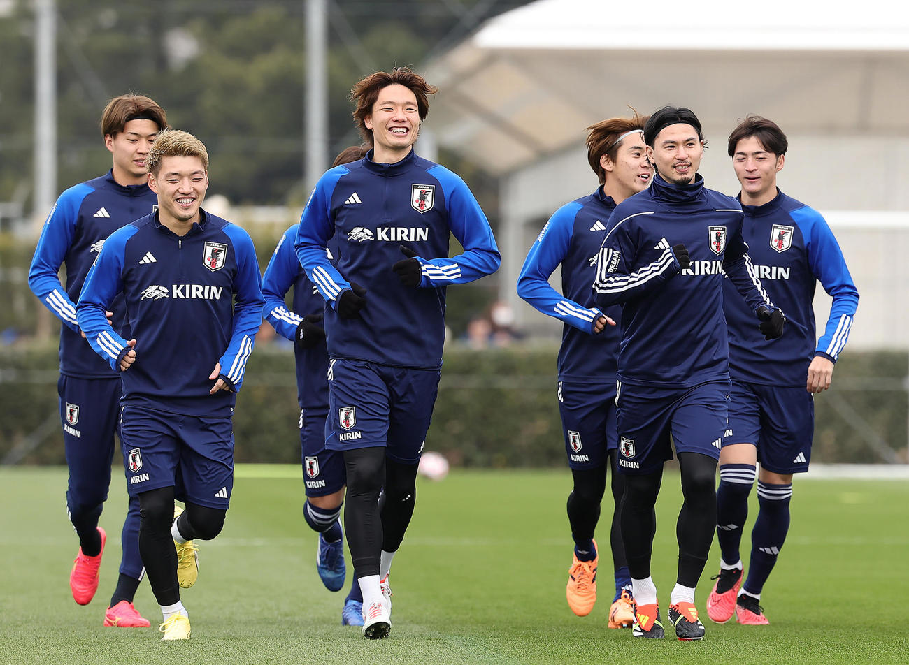 練習中、笑顔を見せる、手前左から堂安、板倉、南野（撮影・足立雅史）