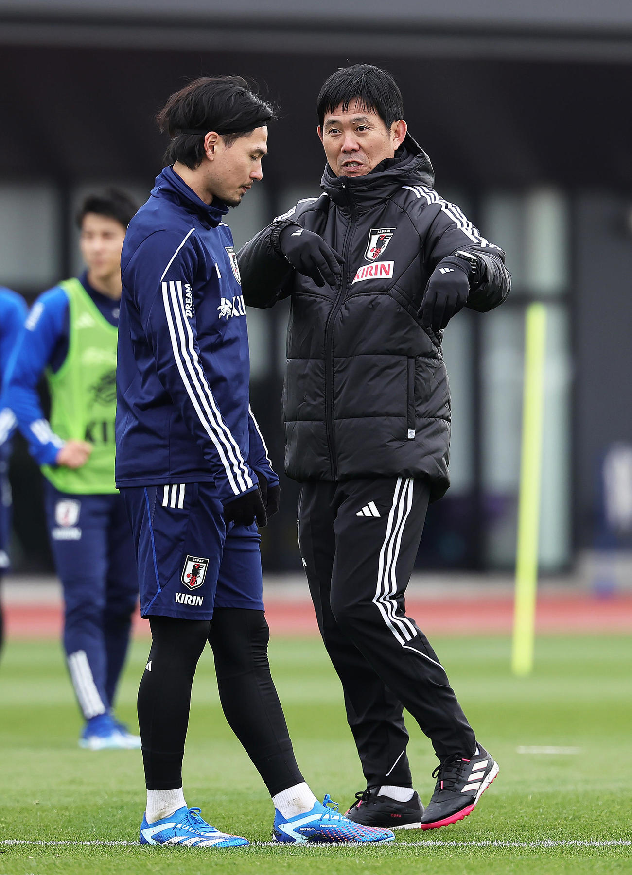 練習中、南野（左）に声をかける森保監督（撮影・足立雅史）