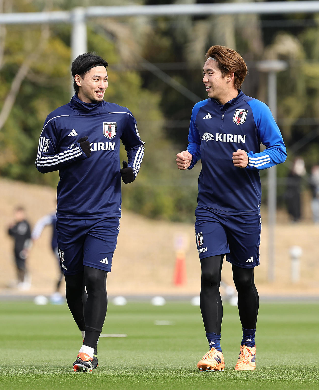 練習中、笑顔を見せる南野（左）と三浦（撮影・足立雅史）