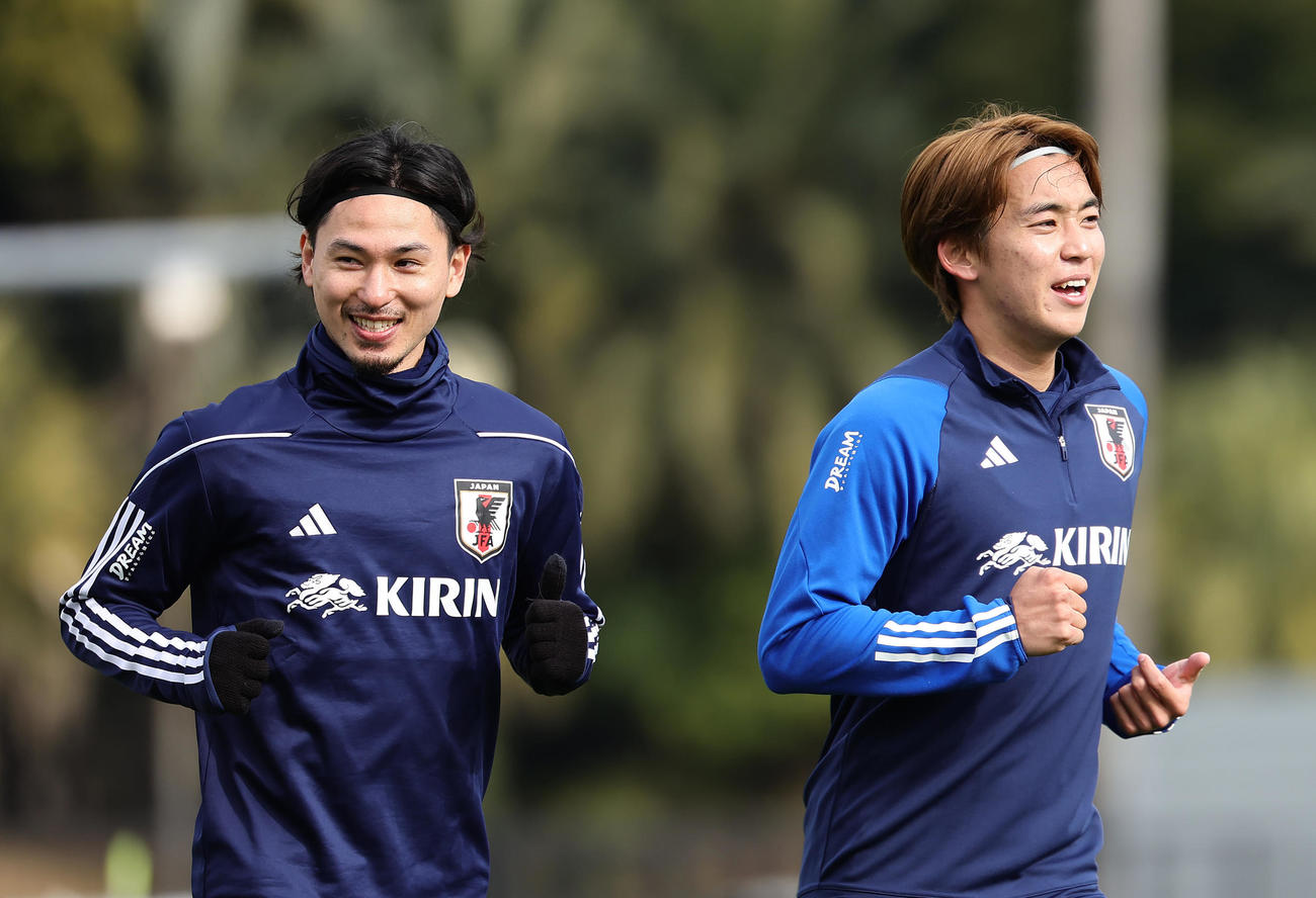 練習中、笑顔を見せる南野（左）と三浦（撮影・足立雅史）