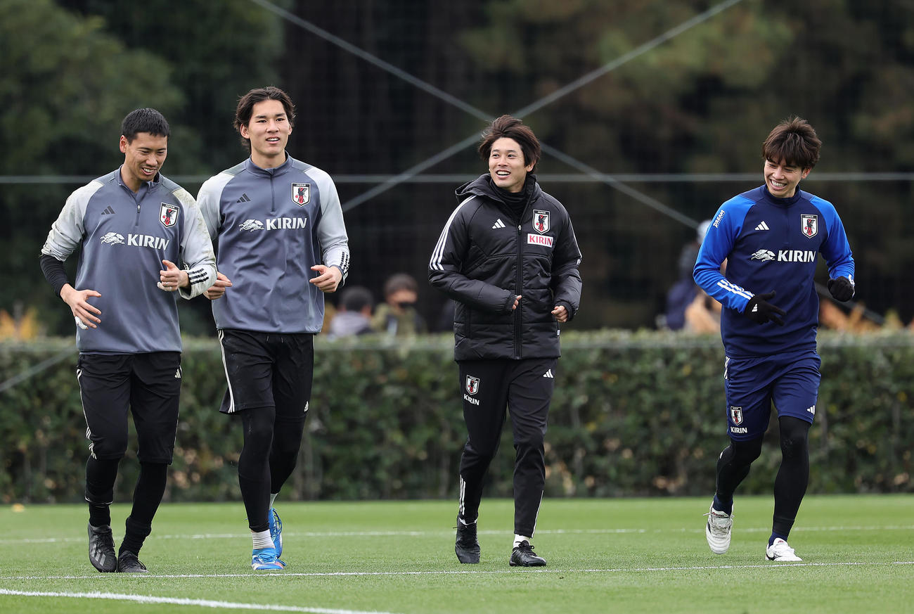 練習中、笑顔を見せる、左からGK前川、GK野沢、内田ロールモデルコーチ、田中（撮影・足立雅史）