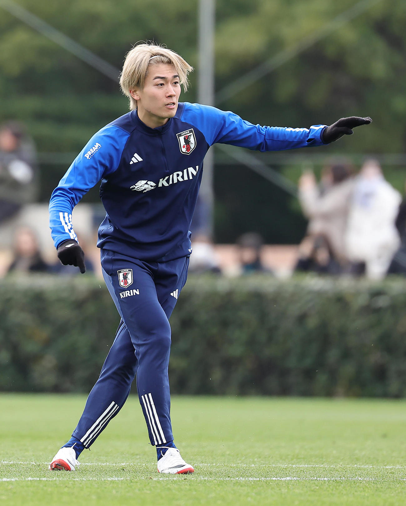 日本代表練習　シュート練習する中村（撮影・足立雅史）