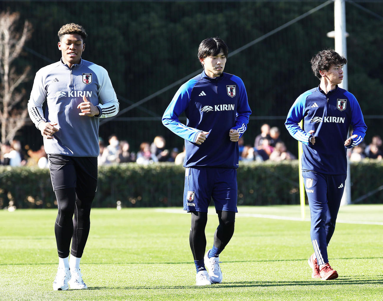 調整する、左からGK鈴木、町田、伊藤涼（撮影・足立雅史）