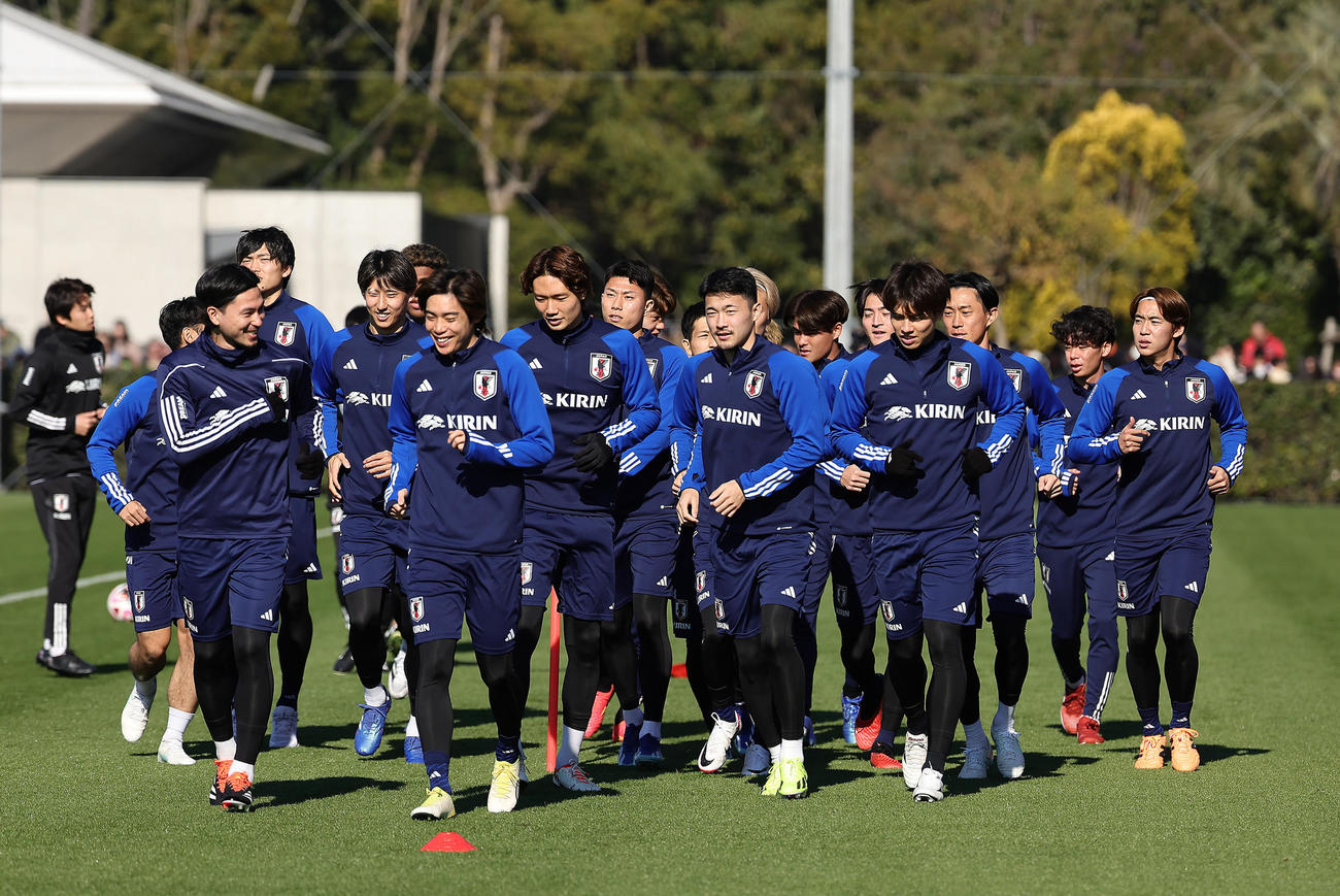 2日目の練習をスタートする日本代表（撮影・足立雅史）