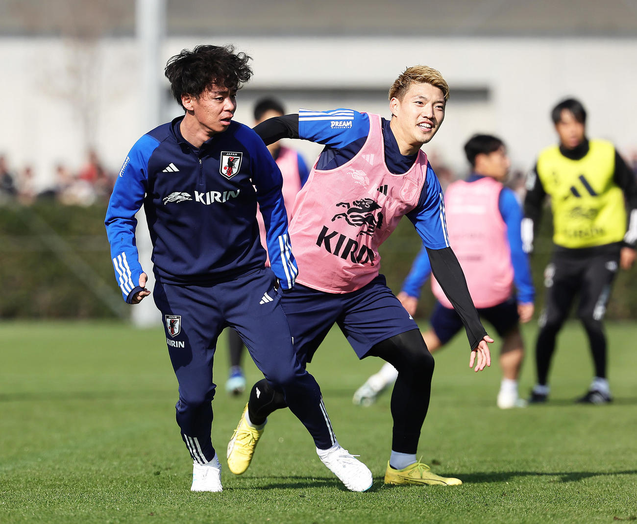 ボール回しで競り合う堂安（左）と伊藤涼（撮影・足立雅史）