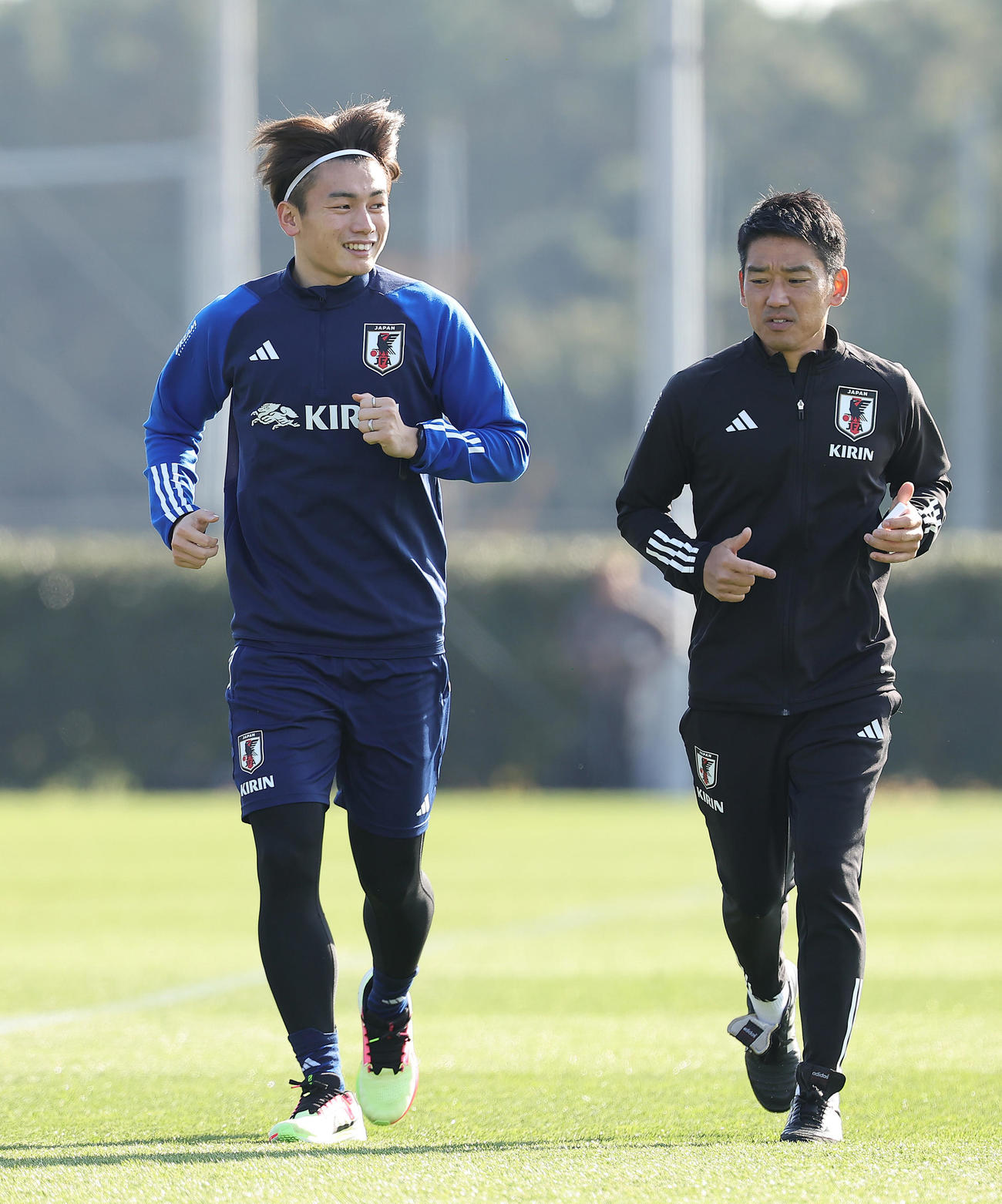 別メニューで調整する上田（左）（撮影・足立雅史）