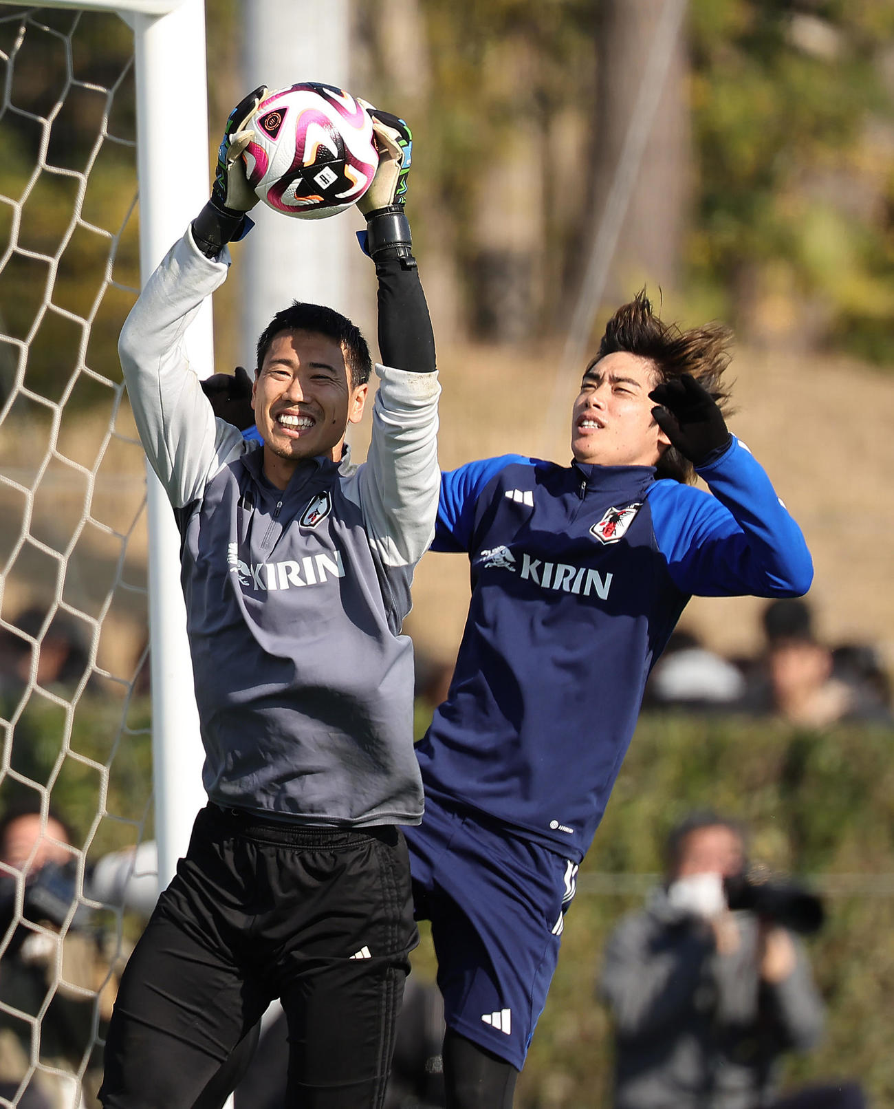 練習で伊東（右）と競り合いながらボールをキャッチするGK前川（撮影・足立雅史）