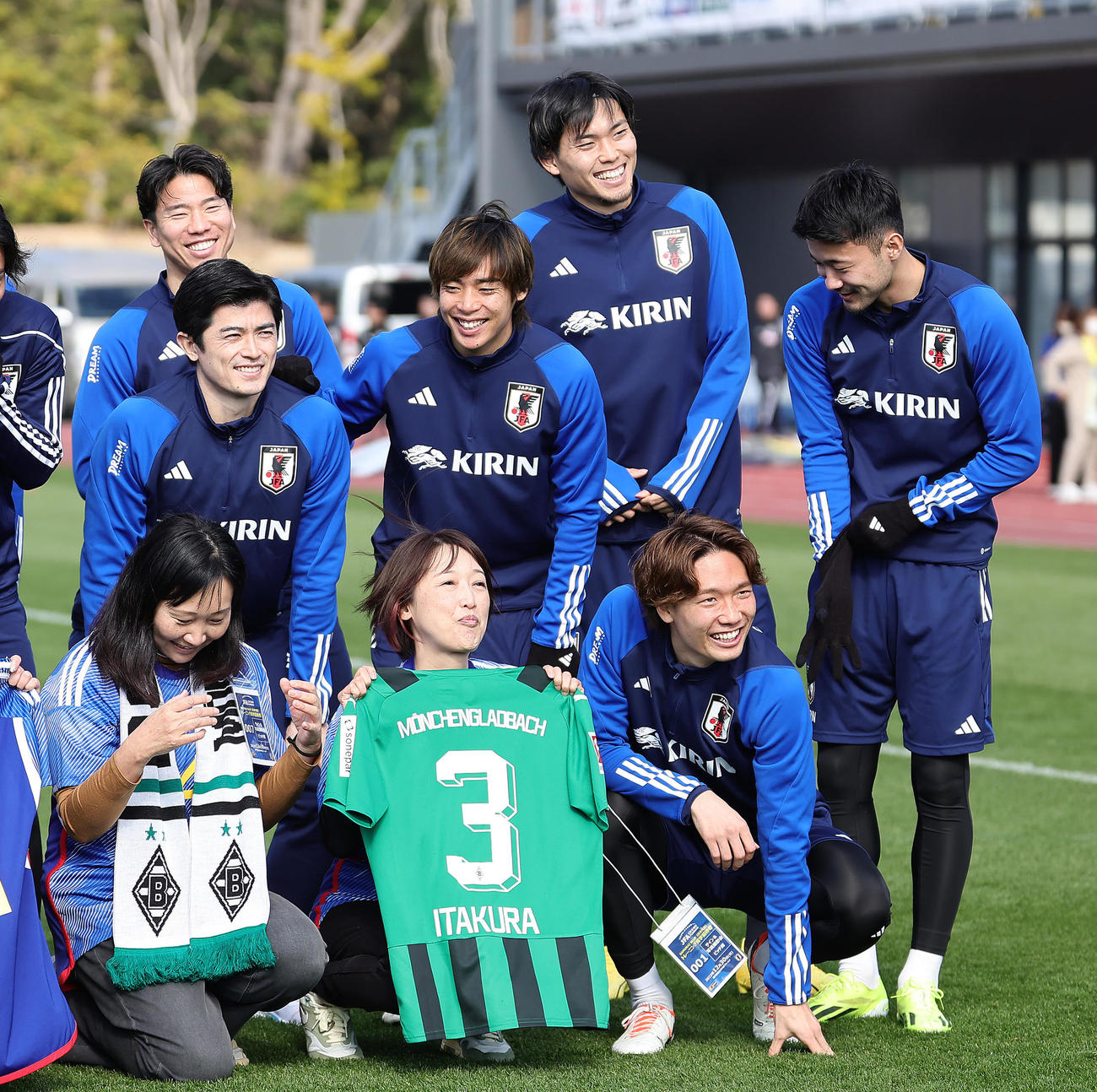 練習前、サポーターとの記念撮影に笑顔を見せる板倉（手前右）ら。中列左から谷口、伊東、菅原、後列左から浅野、町田（撮影・足立雅史）