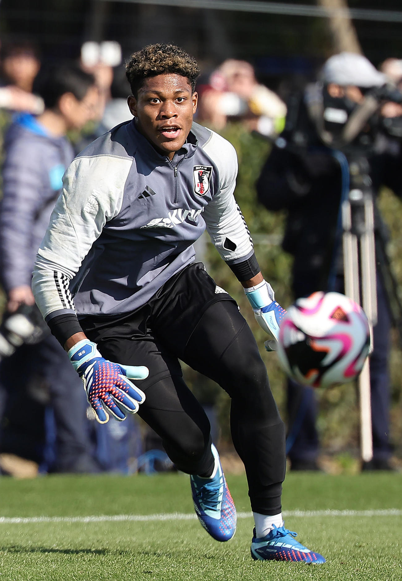 練習で軽快な動きを見せるGK鈴木（撮影・足立雅史）