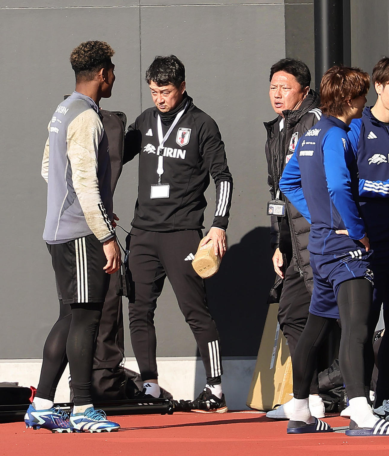 練習後、会話を交わすGK鈴木（左）とU22大岩監督（右）（撮影・足立雅史）