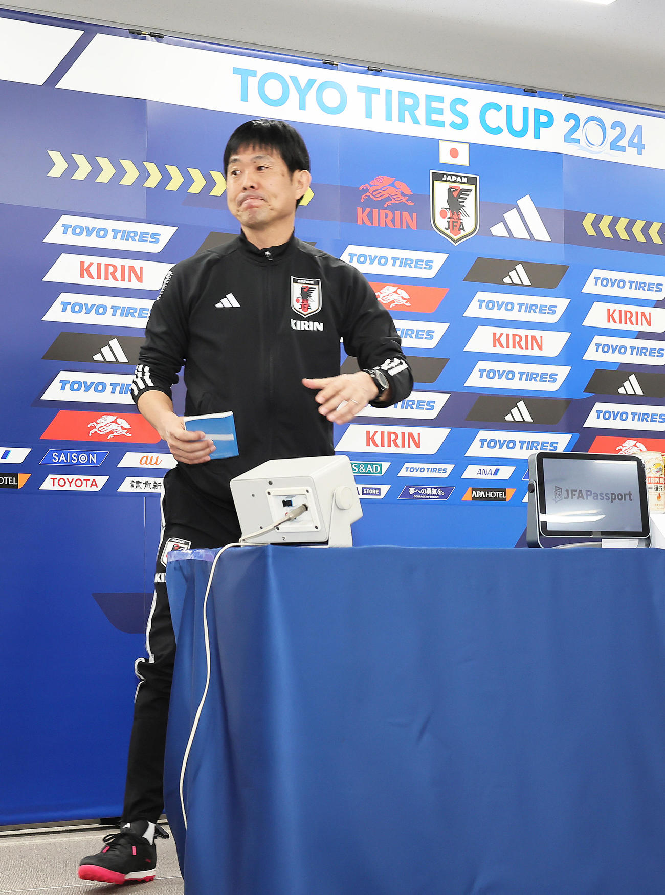 ノートを手に会見場を後にする森保監督（撮影・足立雅史）