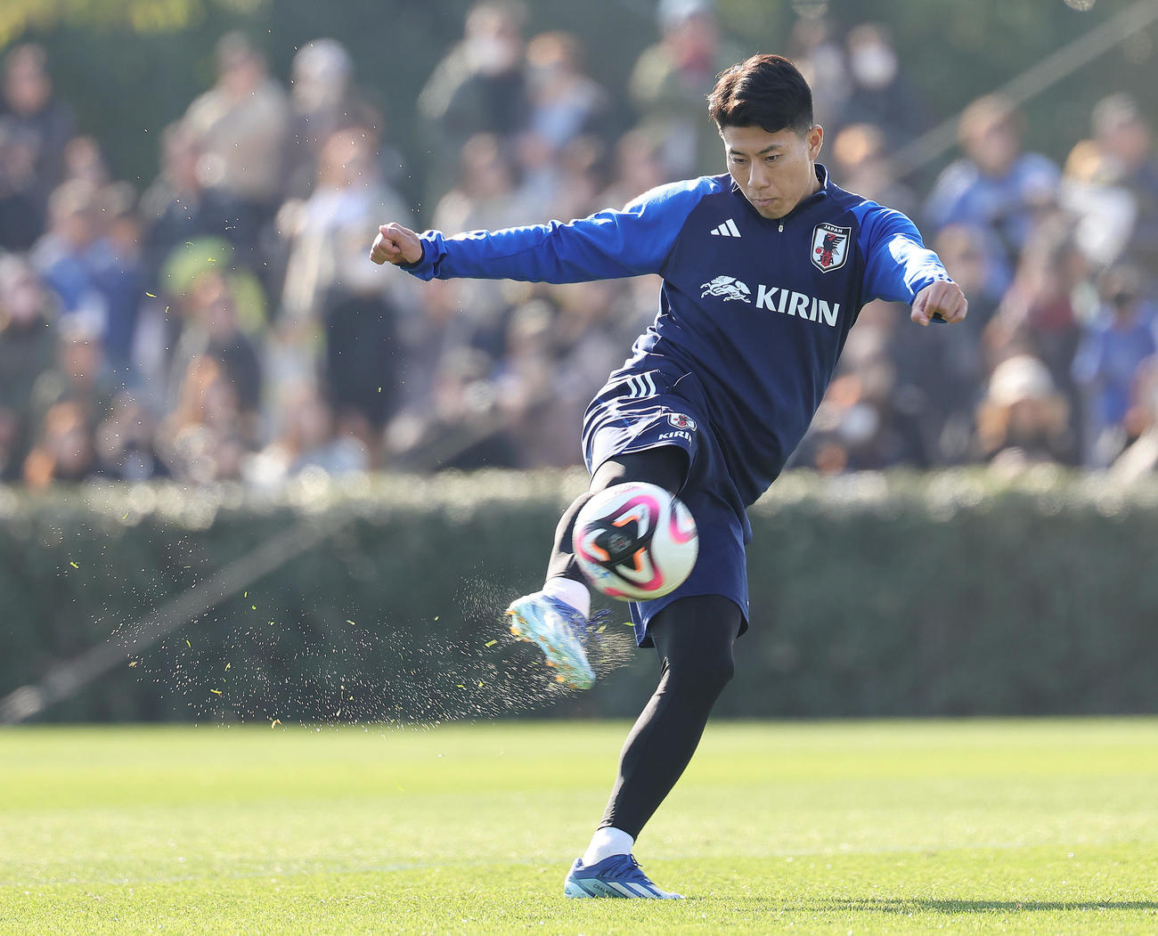 2023年12月30日、練習でボレーシュートを放つ細谷真大