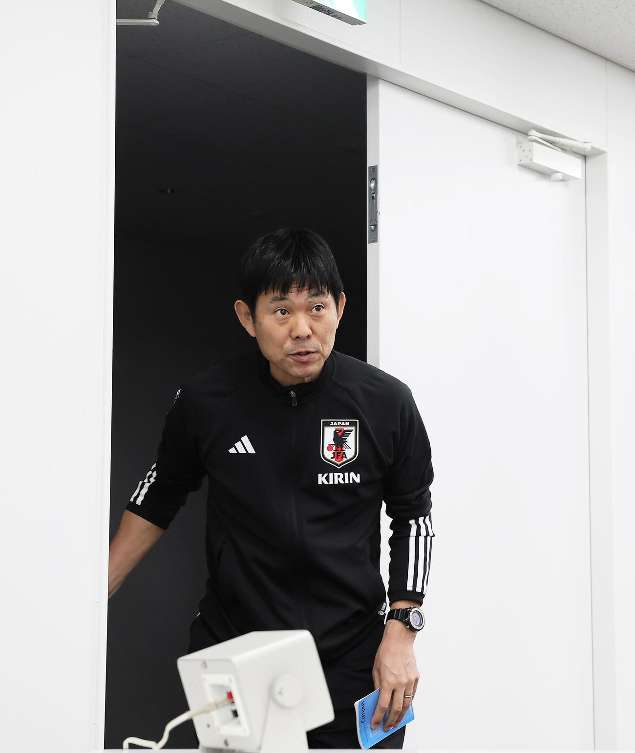 前日会見を終え、練習へと向かう森保監督（撮影・足立雅史）