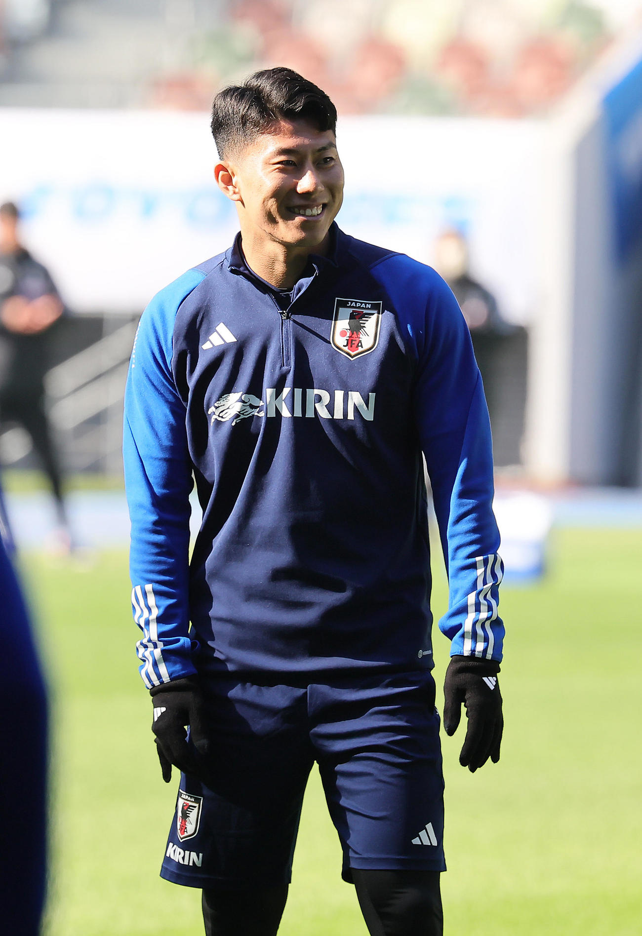 前日練習で笑顔を見せる細谷（撮影・足立雅史）