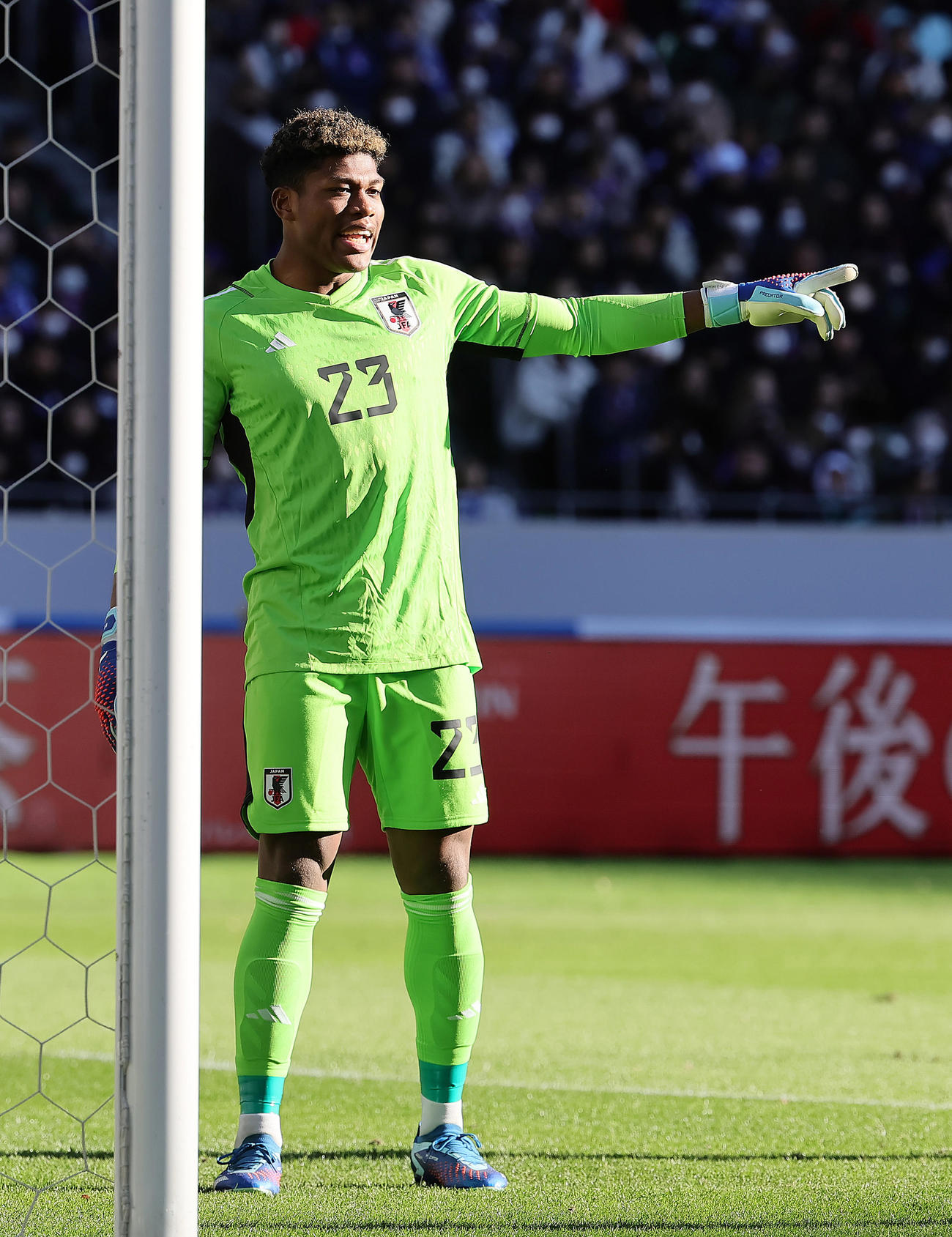 日本対タイ　前半、指示を出すGK鈴木（撮影・足立雅史）