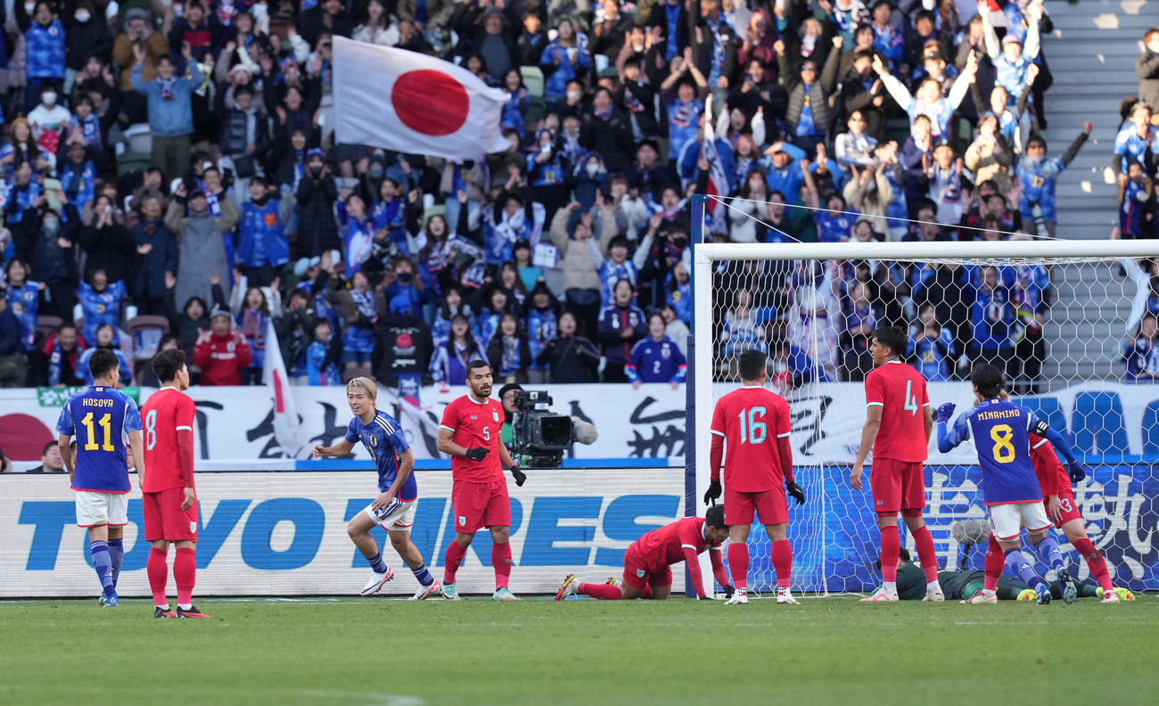 日本対タイ　後半、ゴールを決め喜ぶ中村（左から3人目））撮影・井上学）