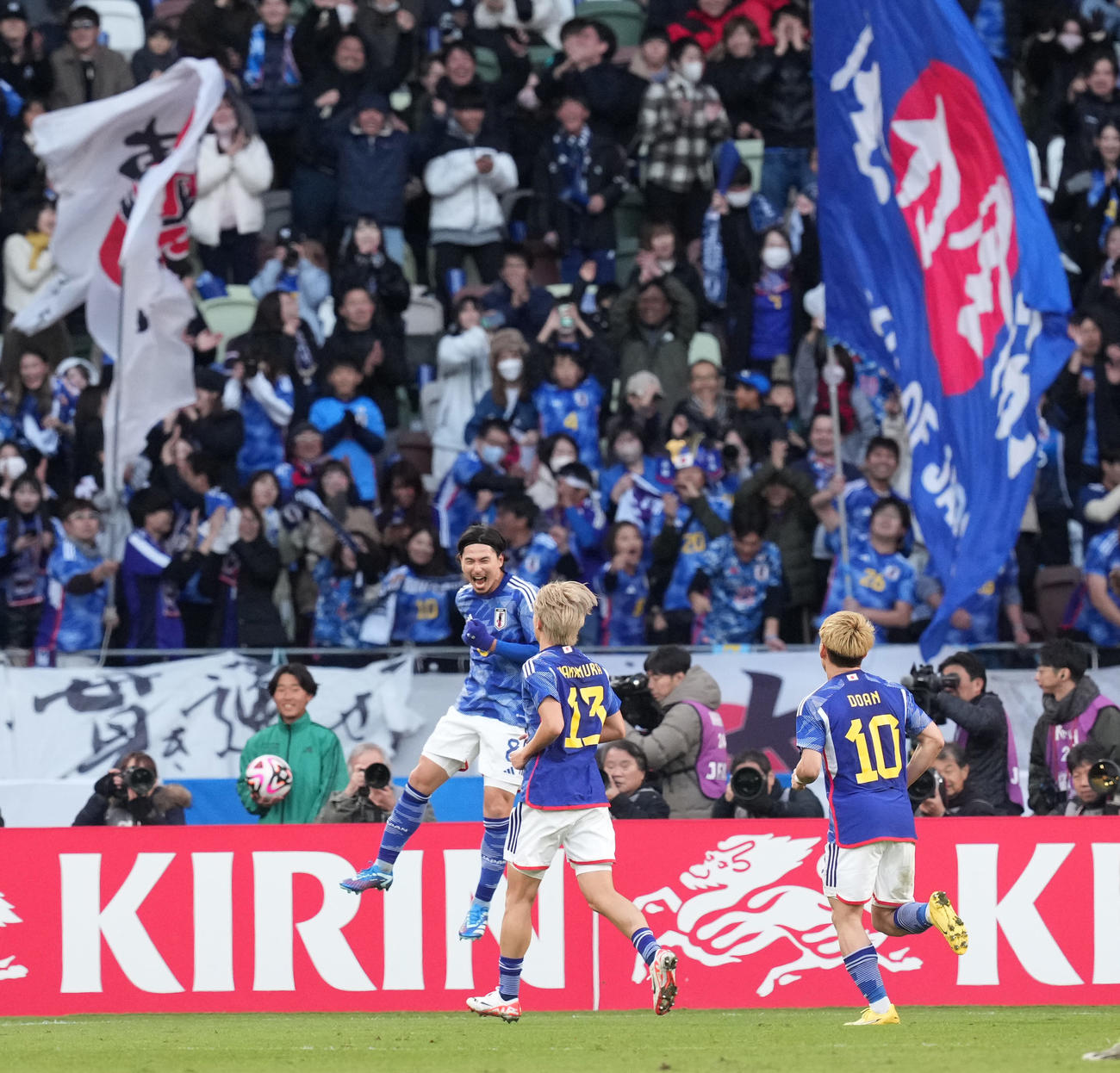 日本対タイ　後半、ゴールを決め喜ぶ南野（左）（撮影・井上学）