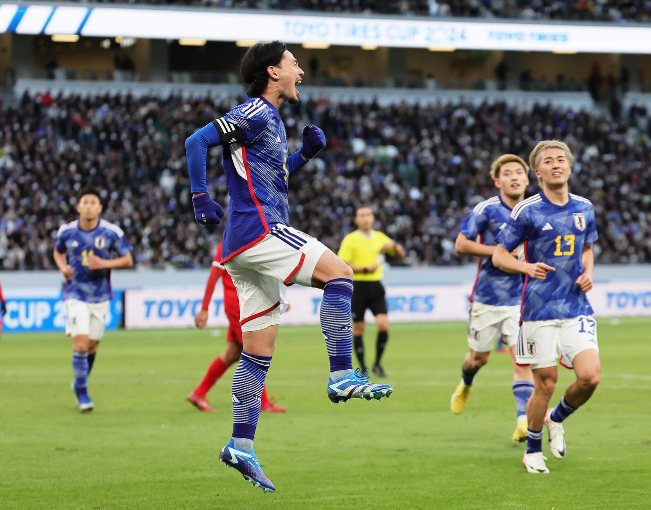 日本対タイ　後半、ゴールを決めジャンプし喜ぶ南野（撮影・足立雅史）
