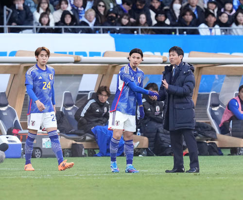日本対タイ 後半、南野(中央)と握手する森保監督(右)(撮影・井上学)