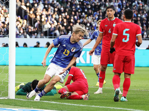 日本対タイ 後半、ゴールを決めた中村(左)(撮影・足立雅史)