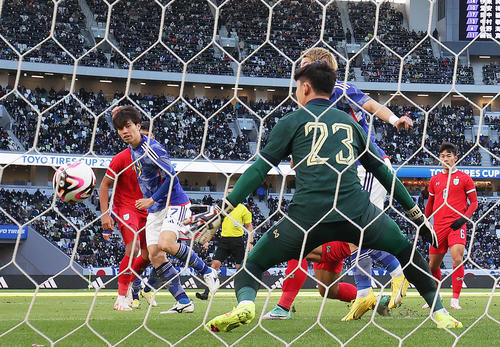 日本対タイ 後半、ゴールを決める田中(左)(撮影・足立雅史)