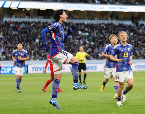 日本対タイ 後半、ゴールを決めジャンプし喜ぶ南野(撮影・足立雅史)
