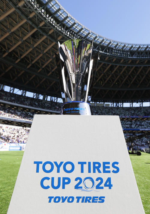 「TOYO TIRES CUP 2024」のトロフィー(撮影・足立雅史)