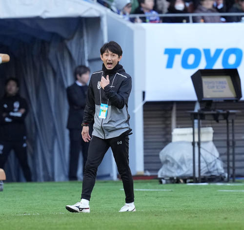 日本対タイ 指示を出すタイの石井監督(撮影・井上学)