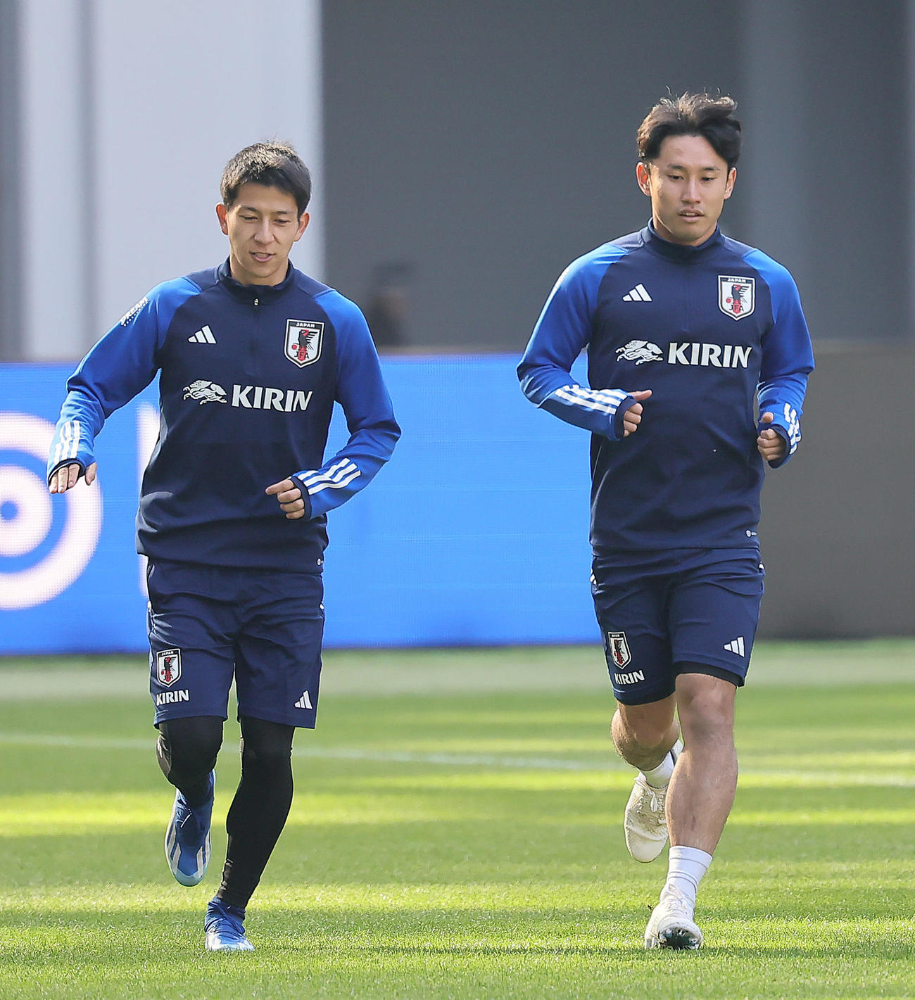 前日練習でランニングする奥抜（左）と森下（撮影・足立雅史）