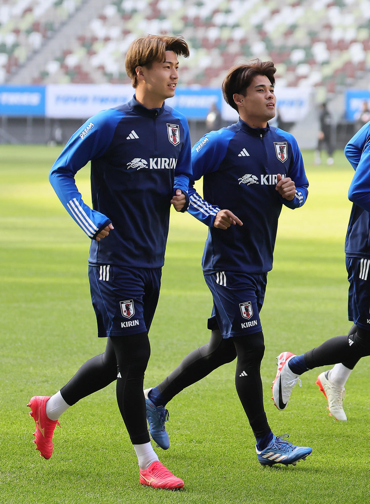 前日練習に臨む、藤井（左）と佐野（撮影・足立雅史）