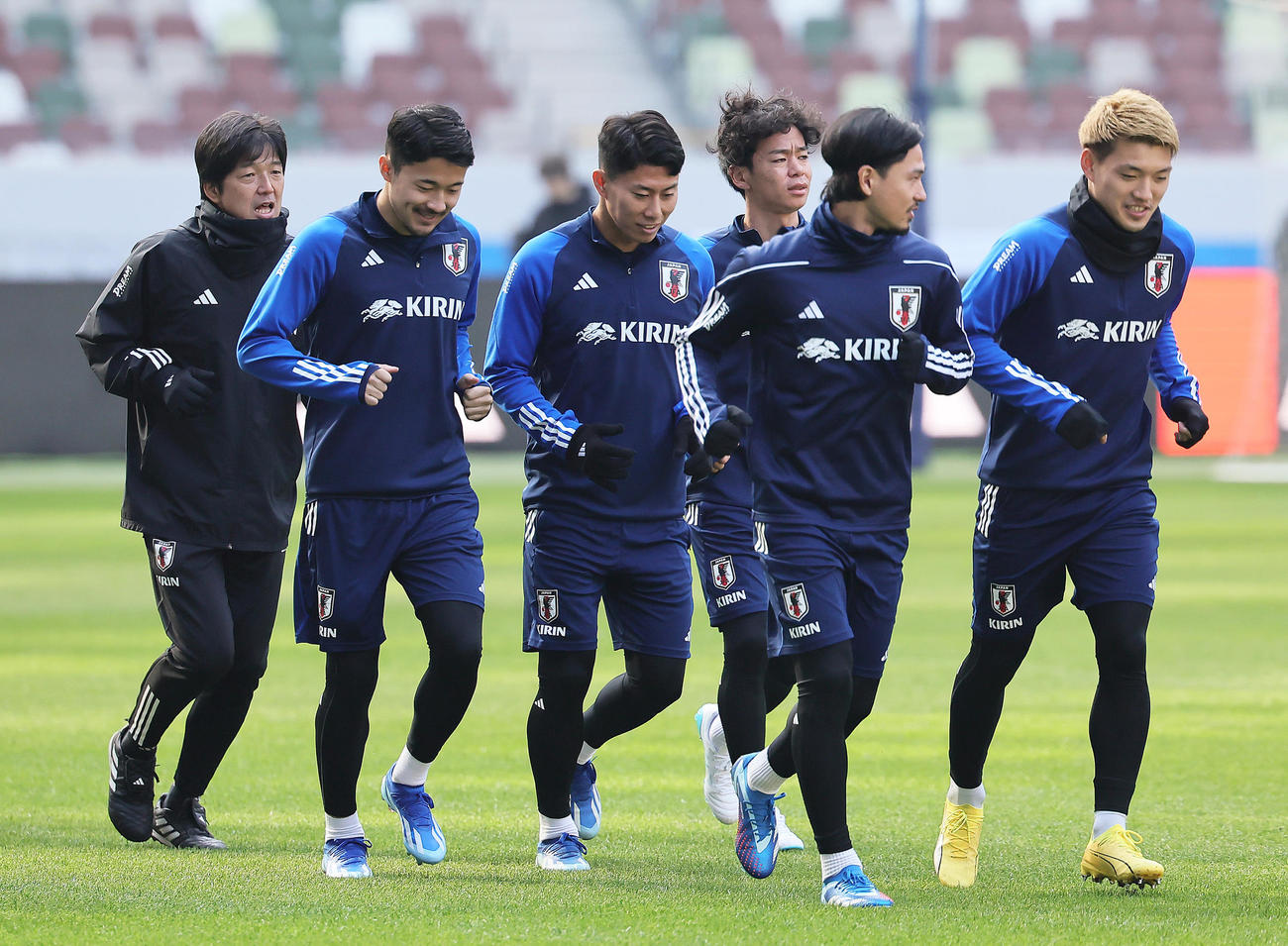 前日練習に臨む、左から名波コーチ、菅原、細谷、伊藤涼、南野、堂安（撮影・足立雅史）
