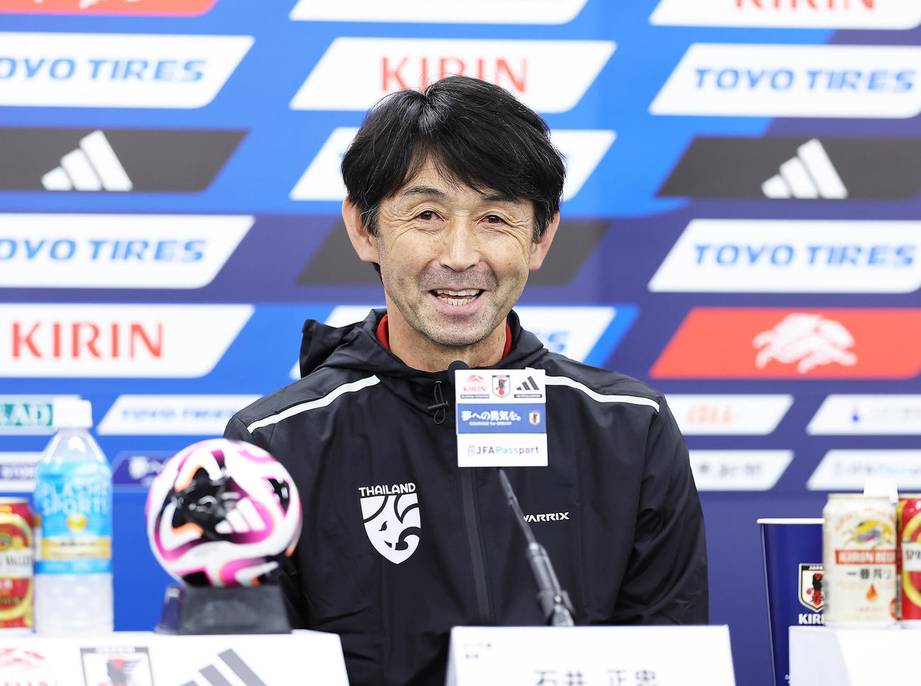 前日会見で笑顔を見せるタイ代表の石井監督（撮影・足立雅史）