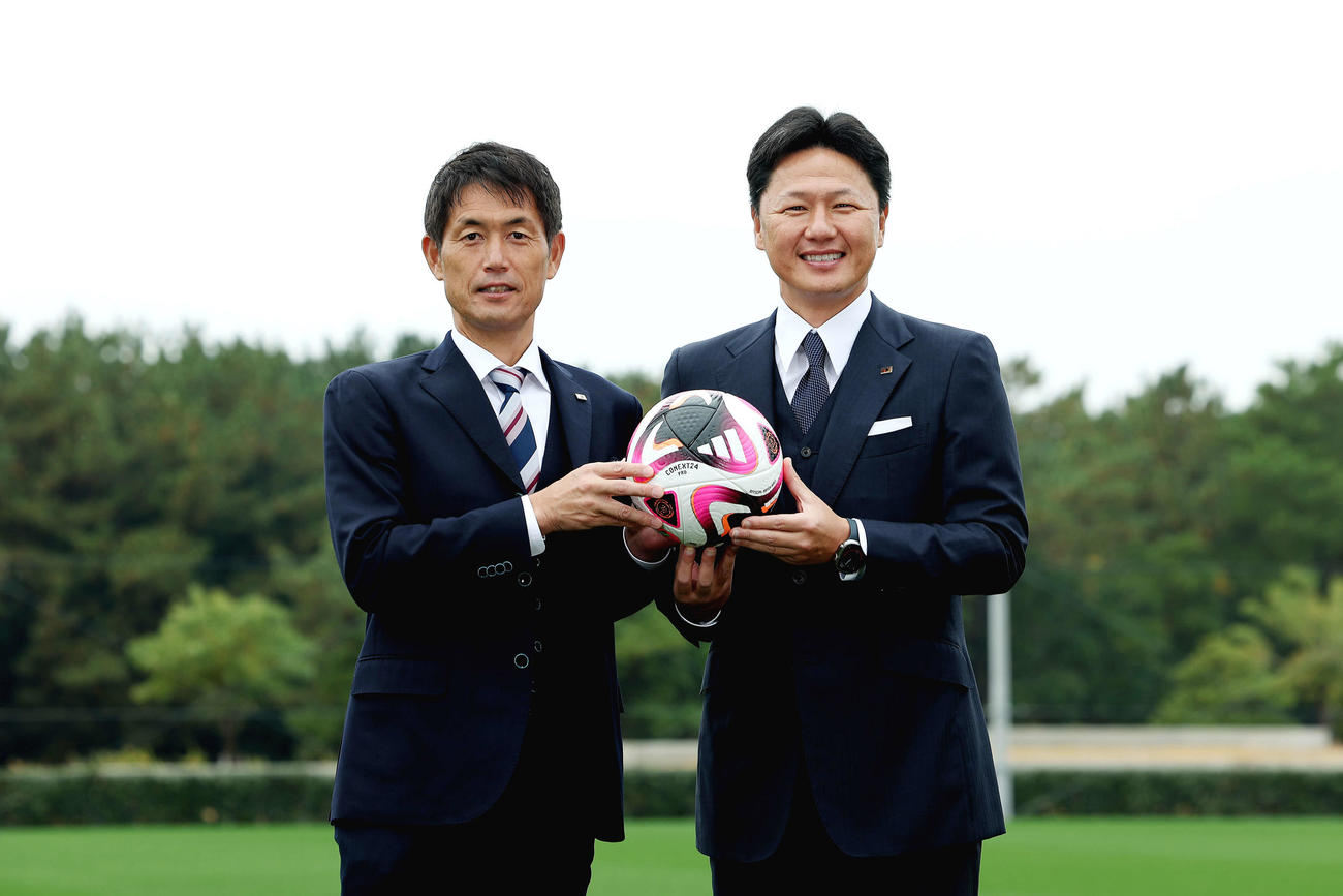 パリ五輪に向け意気込む、なでしこジャパン池田監督（左）とU－23日本代表大岩監督（撮影・河田真司）